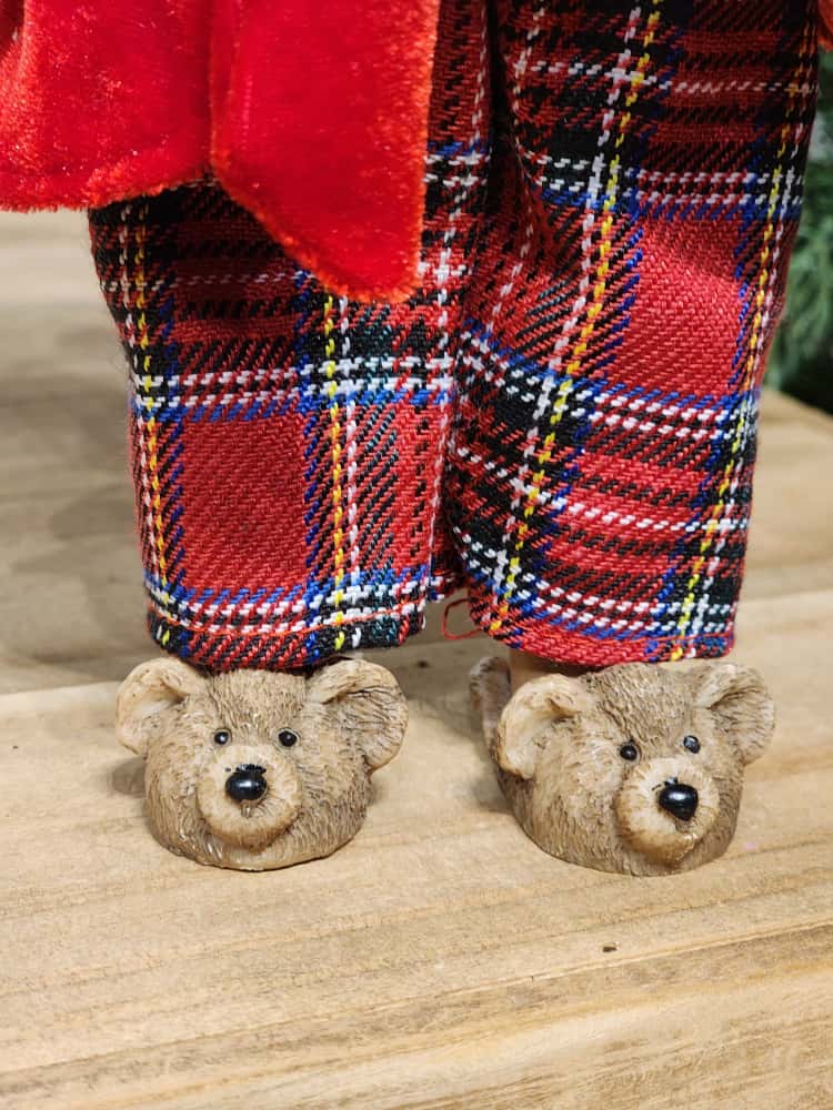 PAPAI NOEL COLECIONÁVEL DE PIJAMA E PANTUFA 28CM