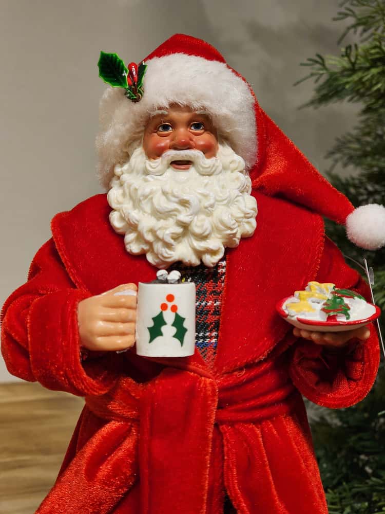 PAPAI NOEL COLECIONÁVEL DE PIJAMA E PANTUFA 28CM