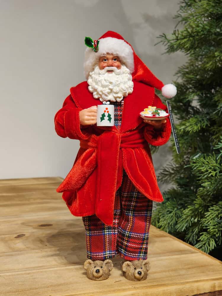 PAPAI NOEL COLECIONÁVEL DE PIJAMA E PANTUFA 28CM
