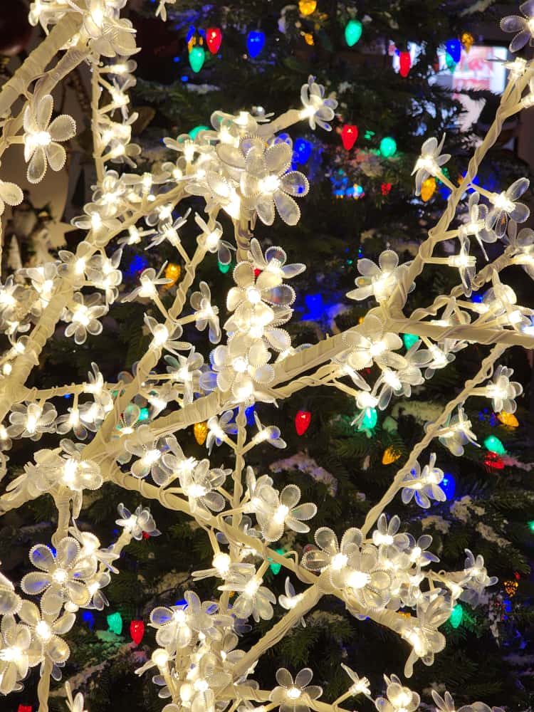 ÁRVORE DE LED CEREJEIRA WARM COM BRANCO FRIO 2,50CM 110V USO EXTERNO E INTERNO