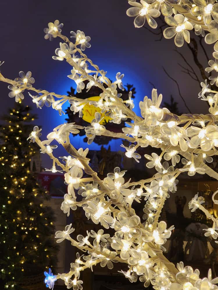 ÁRVORE DE LED CEREJEIRA WARM COM BRANCO FRIO 2,50CM 110V USO EXTERNO E INTERNO