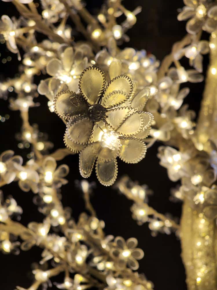 ÁRVORE DE LED CEREJEIRA WARM COM BRANCO FRIO 2,50CM 110V USO EXTERNO E INTERNO