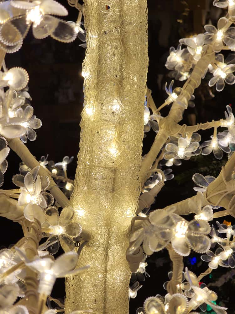 ÁRVORE DE LED CEREJEIRA WARM COM BRANCO FRIO 2,50CM 110V USO EXTERNO E INTERNO