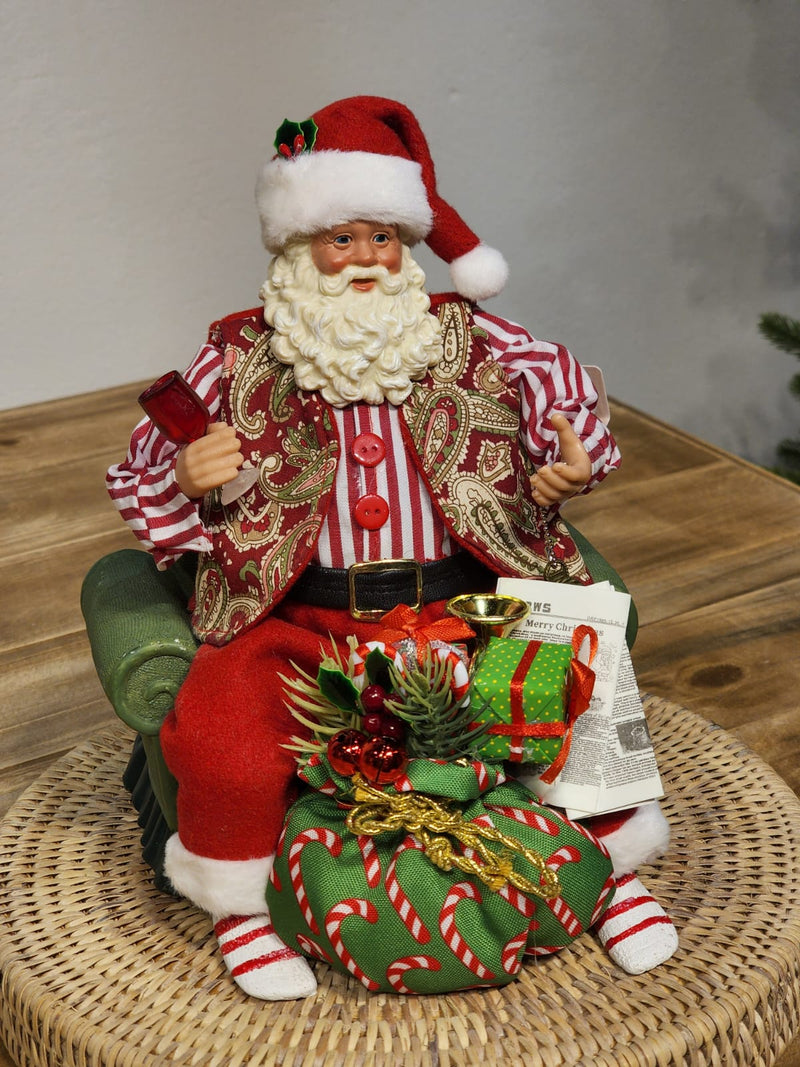 PAPAI NOEL SENTADO NO SOFÁ - COLECIONÁVEL - 28CM
