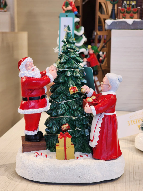 CENÁRIO VILA NATALINA PAPAI E MAMÃE NOEL MONTANDO A ÁRVORE 28CM