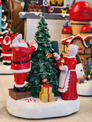 CENÁRIO VILA NATALINA PAPAI E MAMÃE NOEL MONTANDO A ÁRVORE 28CM