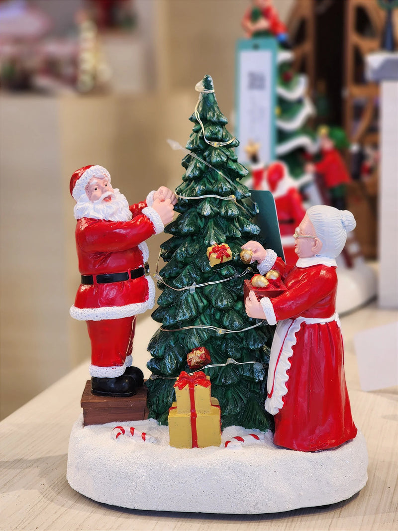 CENÁRIO VILA NATALINA PAPAI E MAMÃE NOEL MONTANDO A ÁRVORE 28CM